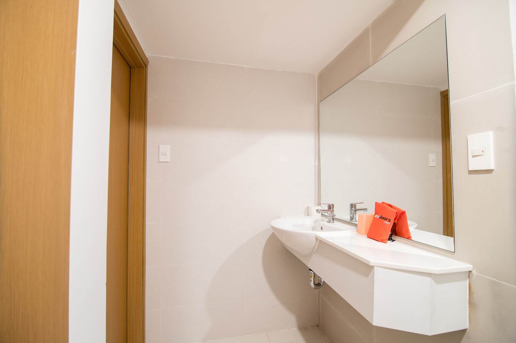 Reddoorz Plus Near Secc D7 Хошимин Экстерьер фото